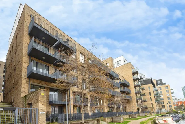 Nicholson Square, London, E3, photo 2
