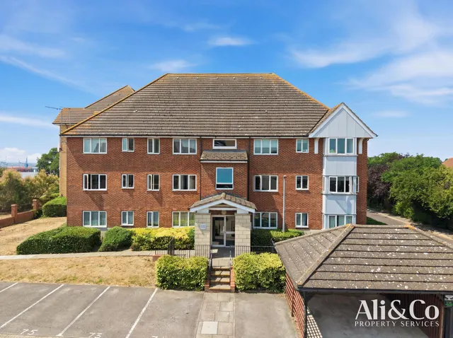 St. Leonards Close, Grays, Essex, RM17 6GT, photo 1