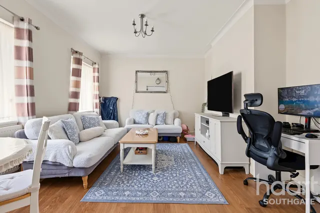 The Green, London, N14, photo 2