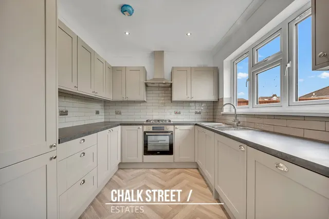 Central Drive, Hornchurch, RM12 6AR, photo 1