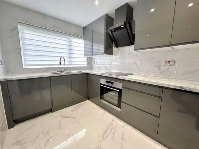 Photo 3 — Linden Close, Dunstable LU5 4PF