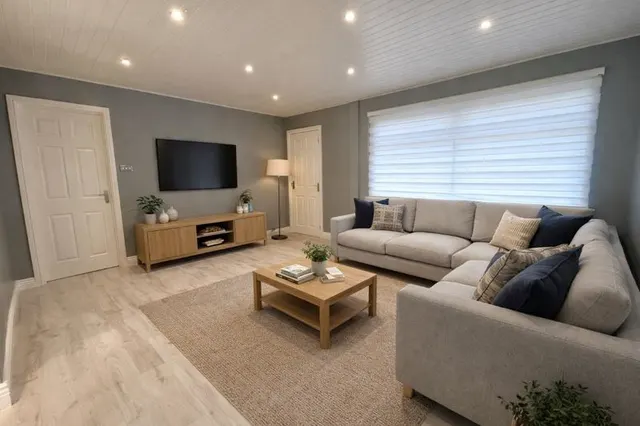 Photo 2 — Linden Close, Dunstable LU5 4PF