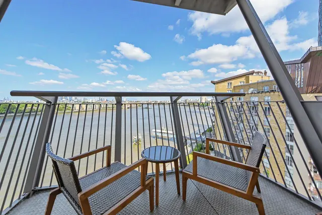 2 bedroom flat — Pierpoint Building, Millennium Harbour, 16 Westferry Road, London, E14 8NQ