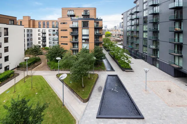 Cobblestone Square, E1W, photo 1