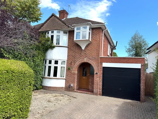 The Crescent, Surrey Egham, TW20, photo 1