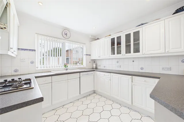 Severn Gardens, Oakley, RG23, photo 3