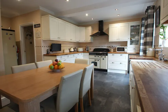 Photo 3 — Meadow View, Sidcup