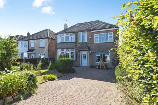 Carr Manor Avenue, Leeds, LS17, photo 2