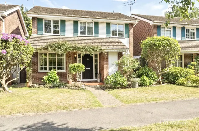 Elizabeth Avenue, Bagshot, GU19, photo 1