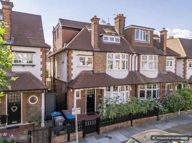 3 bedroom flat — Compton Road, London, SW19 7QD