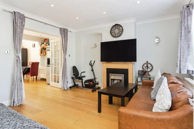 Palmer Avenue, Bushey, WD23, photo 3