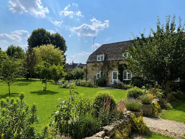 Coxwell Court, Cirencester, GL7, photo 3