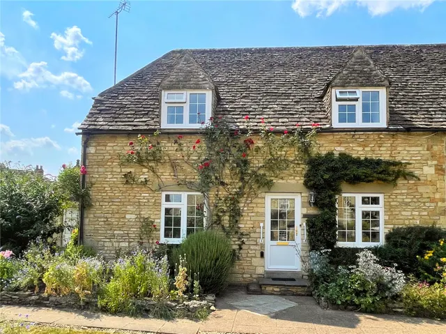 Coxwell Court, Cirencester, GL7, photo 2