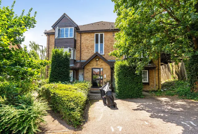 Photo 3 — Colwyn Green, Snowdon Drive, NW9 7RB