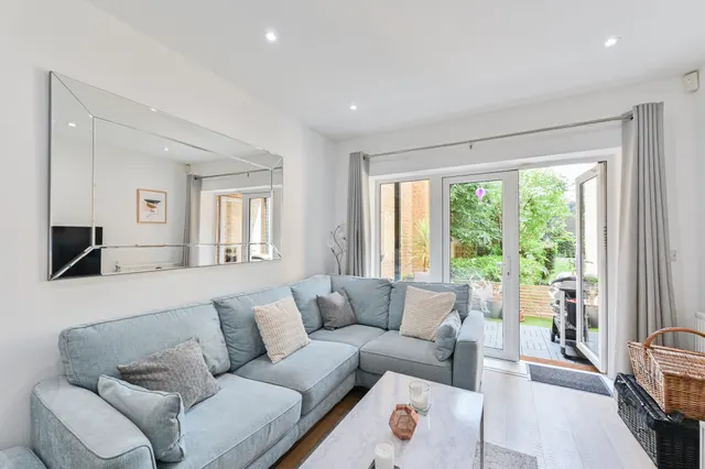 Photo 2 — 3 Westwood House, 47 Old Devonshire Road, London