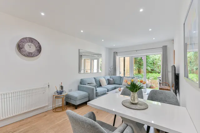 Photo 3 — 3 Westwood House, 47 Old Devonshire Road, London