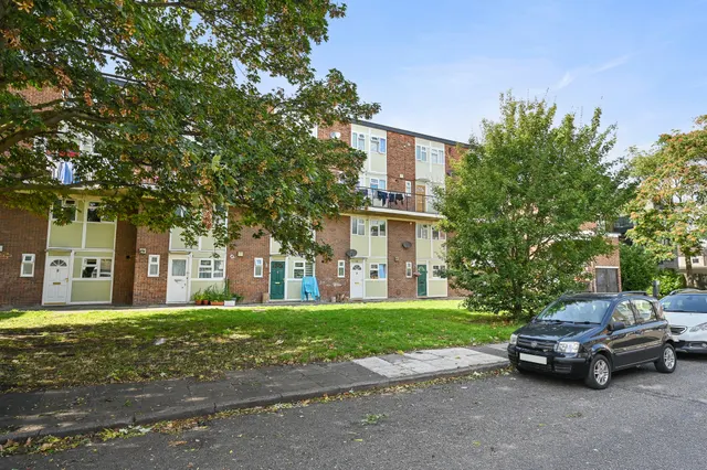 Swan Road, Southall, UB1, photo 1