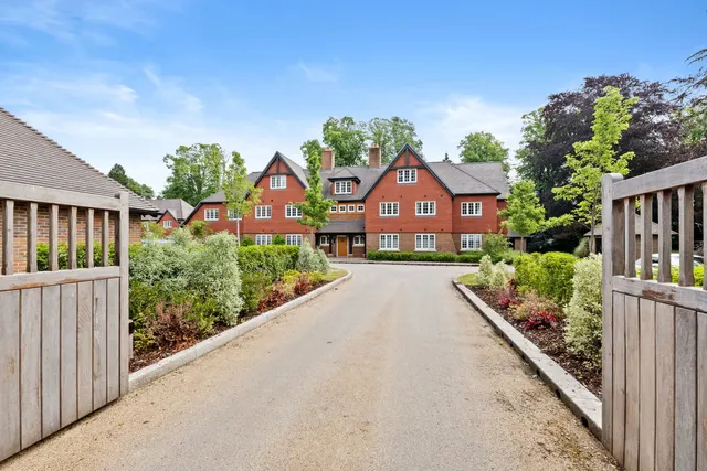 Photo 2 — Chequers Lane, Walton On The Hill, Tadworth, Surrey, KT20 7QY