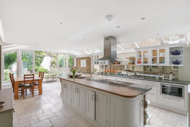 5 bedroom house — Bovingdon Road, Fulham, London, SW6 2AP