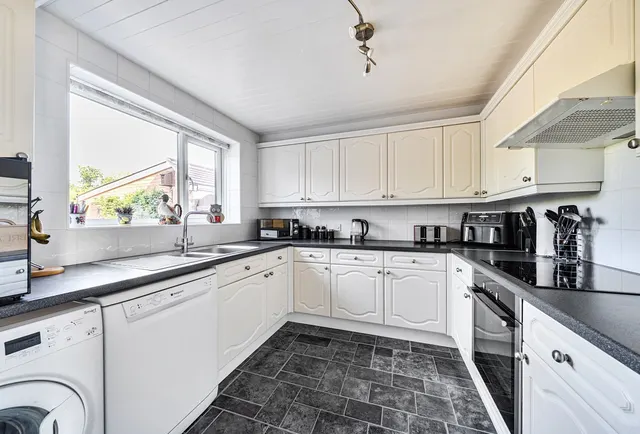 Photo 3 — Woodside Crescent, Surrey, Smallfield, RH6 9NA