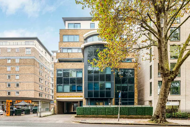 Chiswick High Road, London, W4, photo 1