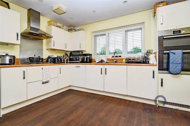 Photo 3 — Kingcup Avenue, Hemel Hempstead, HP2