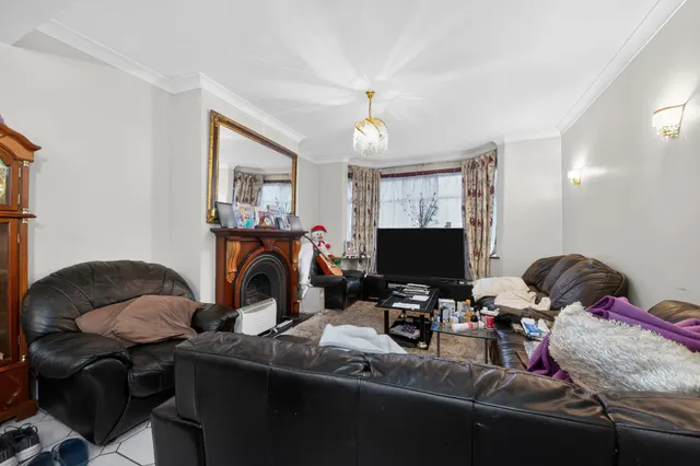 Photo 3 — Heath Park Road, Romford