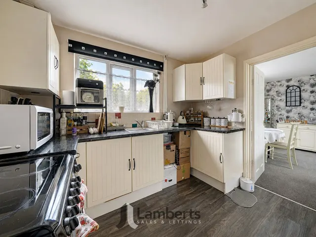 Photo 3 — 26 Allendale Crescent, Studley
