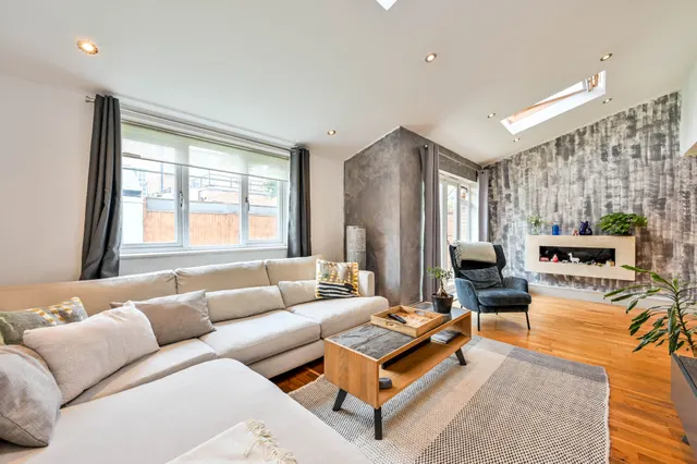 Photo 2 — 4 Firman Close, New Malden