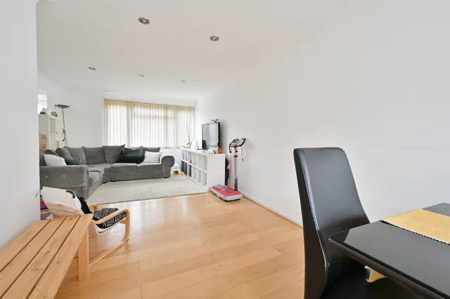 Photo 3 — 23 Tamar Green, Hemel Hempstead