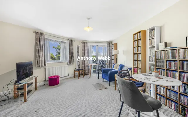 Photo 2 — Millicent Grove, Palmers Green, N13