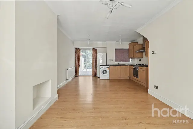 Lansbury Drive, Hayes, UB4, photo 3