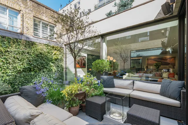 Photo 2 — Knights House, Cheval Place, Knightsbridge, London