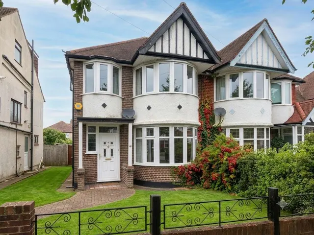 Hale Drive, Mill Hill, NW7, London, photo 1