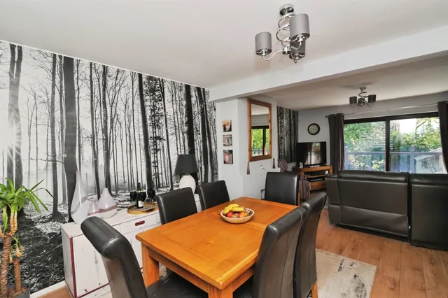 Photo 3 — Ravine Close, Hastings