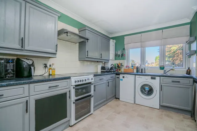 Crieff Court, Teddington, photo 2