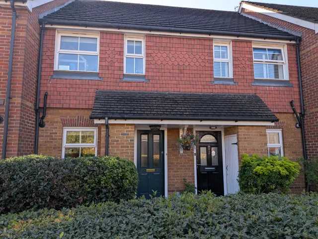 Shire Place, RH1, photo 1