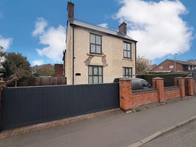High Road, Willenhall, photo 1
