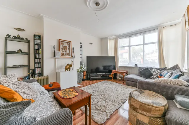 Photo 2 — 50 Bishops Park Road, London