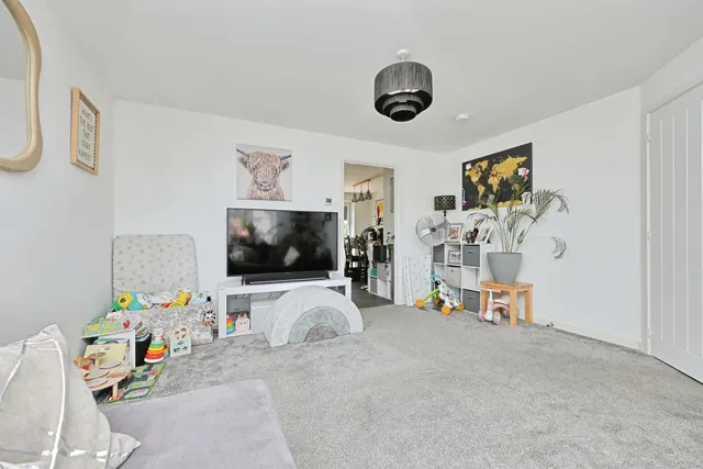 Photo 3 — Caddow Close, Dereham
