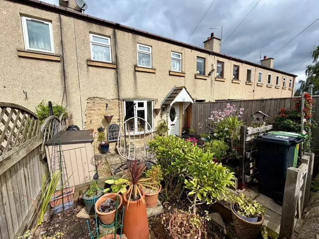 Bilham Road, Clayton West, photo 1