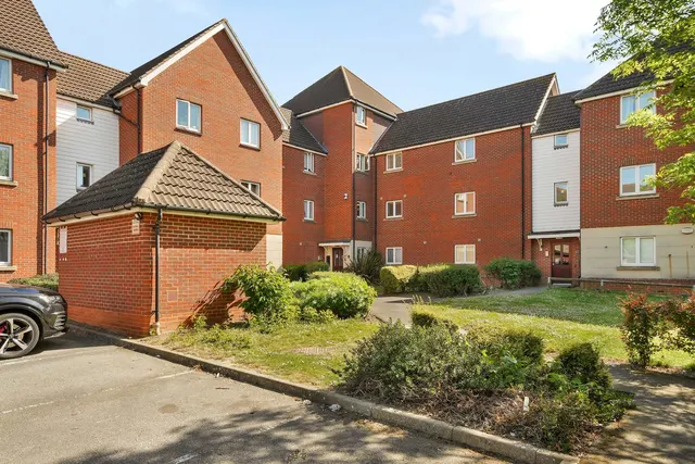 Flat 28, Suffolk Court, Hevingham Drive, Romford, RM6 4UA, photo 1