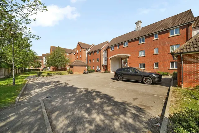 Photo 2 — Flat 28, Suffolk Court, Hevingham Drive, Romford, RM6 4UA