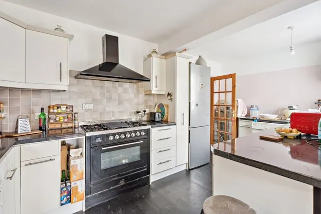 Photo 3 — Chalklands, Bourne End SL8 5TH