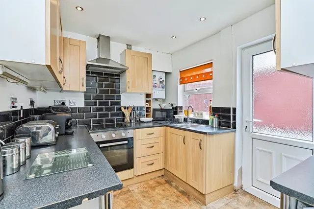 Avenue Road, Wednesbury, WS10, photo 3