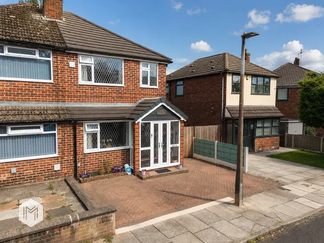 Ainsdale Avenue, Bury, BL8 2RW, photo 1