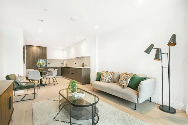 High Road, Leyton, E10, photo 1