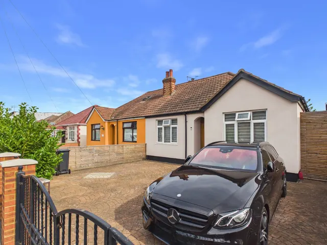 Sunbury Road, Feltham, TW13, photo 1