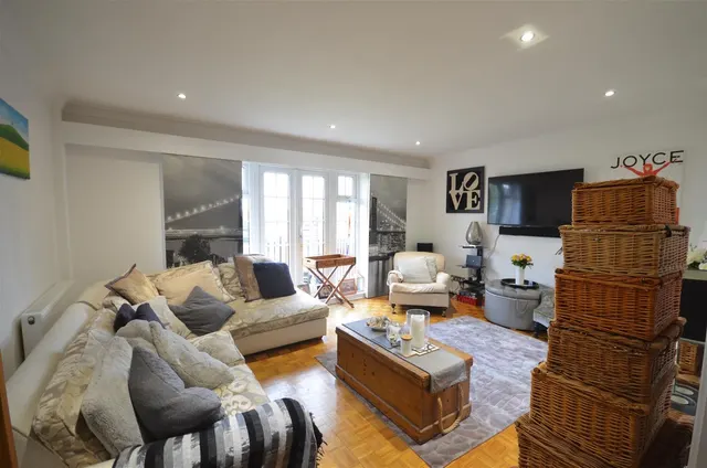 Photo 2 — Wildoaks Close, Northwood