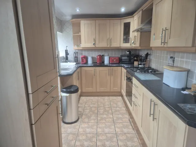 Hallfield Drive, CH2, photo 2